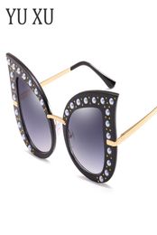 Mujeres Personalidad Fashion Pearl Studs Gafas de sol gafas de sol en el marco grande Diamante Madame Cat Eyes Gradiente Gafas de sol H625613979
