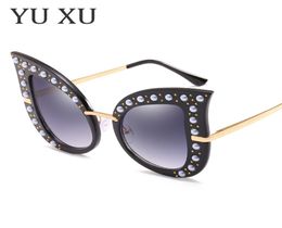 Mujeres Personalidad Fashion Pearl Studs Gafas de sol gafas de sol en el marco grande Diamante Madame Cat Eyes Gradiente Gafas de sol H628132084