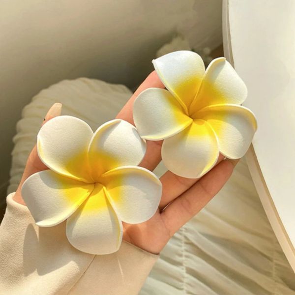 Femmes Plumeria Flower Hair Clips Girls Aesthetic Hairpins Fleur d'oeuf Barrette Hawaiian Mariage Party Sac Accessoires de cheveux 2023