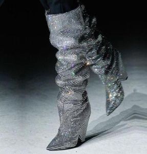 Vrouwen puntige tip niki 105 dighhigh laars met Allover geborduurde witte kristallen lederen knieloopbaan Trek aan op laarzen schoenen 2249167