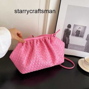 Pochette pour femmes tenant le sac nuage Botteg Venet sac à bandoulière unique haut de gamme français pour femmes en 2023 nouvelle célébrité Internet tissé nuage bandoulière Dumpling