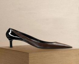 Femmes Pumps Luxury Designer Sandale Slip on Point Femme Brand Chaussures Sandales Sandales Brown Généhes en cuir élevé High Heels Cherie 3426523756