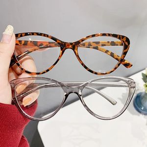 Vrouwen retro kat oogglazen frame trend plat licht glaasse eenvoudige en modieuze anti -blauwe computer 240425