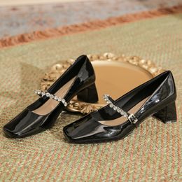 Sapatos femininos retrô de couro envernizado Mary Jane com alça de diamante sapatos de salto grosso prateado