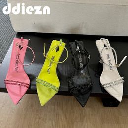 Mujeres Pombas de diamantes de diablo 545 Calzado de moda para femeninos Poefed Toe Damas Tacones altos Tacones Hebilla Strap Zapatos 240223