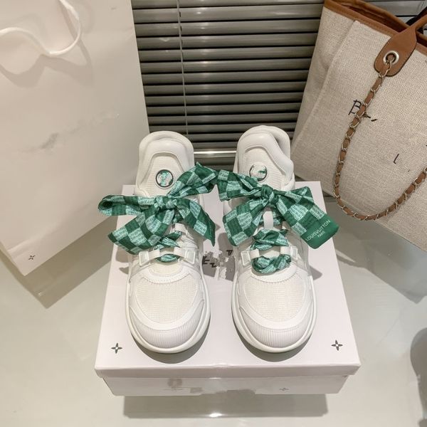 Decoración de la cinta de mujeres Conecte la zapatilla de zapatillas de zapatos de papá gruesas