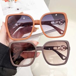 2023 Nuevas gafas de sol de diseñador de alta gama resistentes a los rayos UV y a la luz solar para mujer, marcas cuadradas de marco grande a la moda