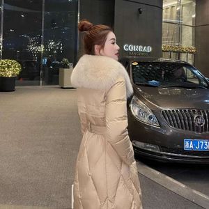 Femmes 2023 hiver nouvelle mode populaire et à la mode mi-longueur sur le genou taille épaissie taille manteau avec grand col en duvet