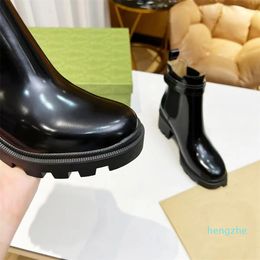 Bottine femme cuir noir brillant designer classique Chelsea boots talon bloc Côtés élastiqués semelle caoutchouc