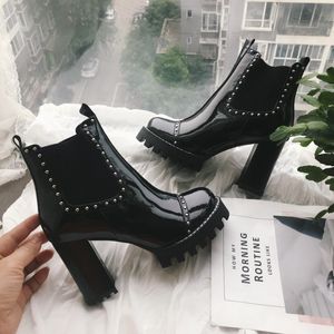 Bottines pour femmes 2023 mode sans lacet bottes en cuir verni noir femme Punk gothique chaussures dames élégantes Lolita talons bas court