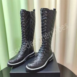 Chaussures d'automne pour femmes mode femelle en cuir vintage Boots de longueur de genou de la longueur des dames de la chaîne de métal décoration confortable