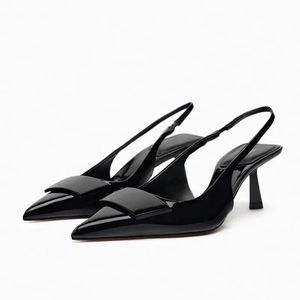 Talons de cuir breveté noir pour femmes Fashion pointu les frondements à orteil pompes printemps élégant bureau femelle baotou tas de chaussures 240402