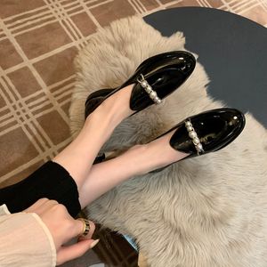 Chaussures en cuir de brevets noirs pour femmes Mocassins de style britannique Round Toe Pearl Chaîne Chaussures 2022 Printemps Nouveau
