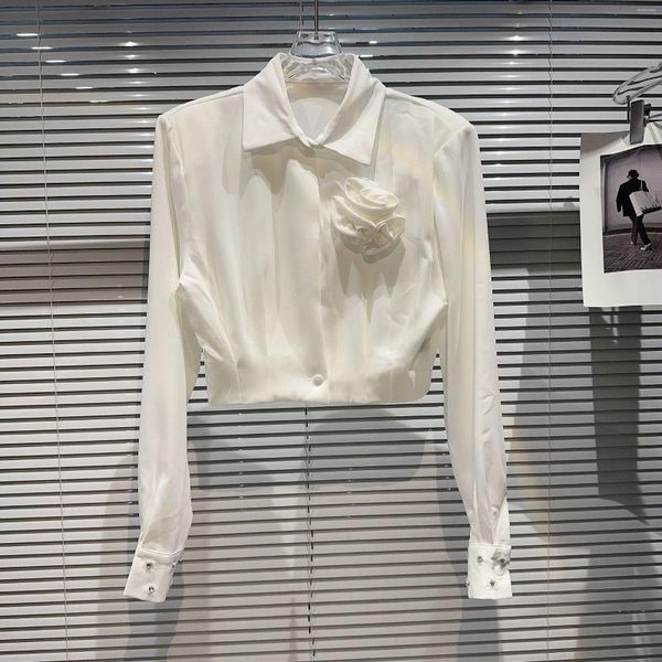 Blusas de mujer 2023 otoño camisa blanca corta para mujer Pin de flor tridimensional elegante blusa de gasa cuello vuelto Top de manga larga