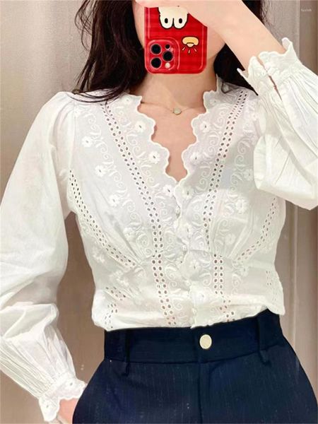 Blouses pour femmes 2023 été femmes broderie évider chemise dame garniture florale col en v perle simple boutonnage doux lanterne manches Blouse