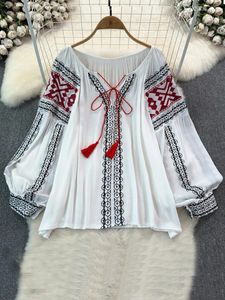 Blouses pour femmes 2024 Spring rétro Broidered shirt top femelle lacet up up pavanne lanterne Lanterne Blouse de style ethnique A46