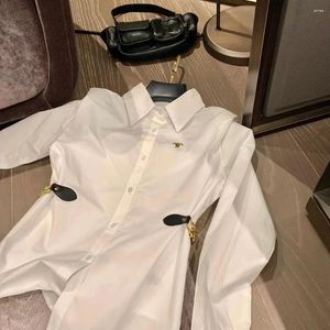 Blouses féminines 2024Spring / Summer Metal Metal Al Button Decoration Style Celebrity Slim Long Manched