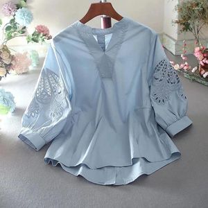 Blouses pour femmes bleu solide décontracté col en V crochet fleur creux Chic pull chemisier chemise mode coréenne lâche femme vêtements hauts 2024