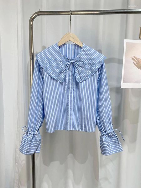 Blouses pour femmes Blue Striped Lace Up Shirt for Women Doll Collar Flare Sleeve Femme 2024 Printemps Summer Casual Loose Lady Crop Top