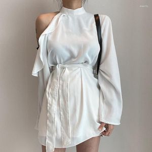 Blouses pour femmes Blusas Mujer Elegantes Style français col montant irrégulier épaules dénudées à volants taille à lacets à manches longues blanc petit haut