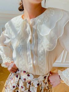 Chemisiers pour femmes Boho Inspiré Blanc Femmes Chemise Boutons Broderie Chic Dames Plissé Tops Chemises De Mode