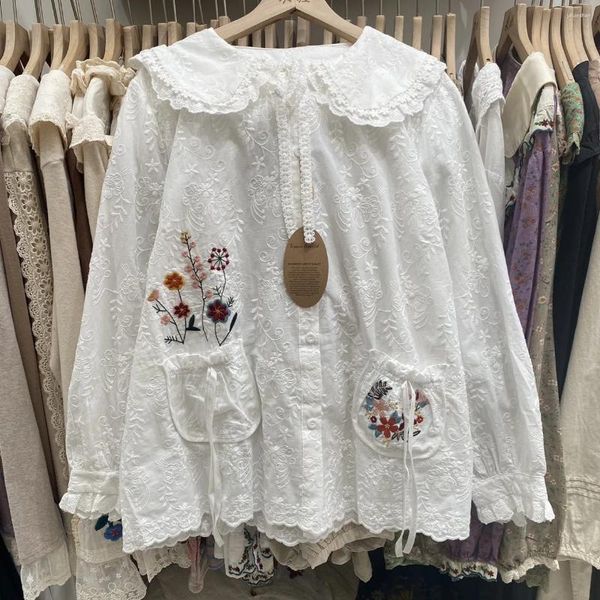 Blusas de mujer Estilo cabaña Camisa de muñeca bordada dulce Tops para mujer Blusa victoriana de manga larga de algodón con bolsillo floral