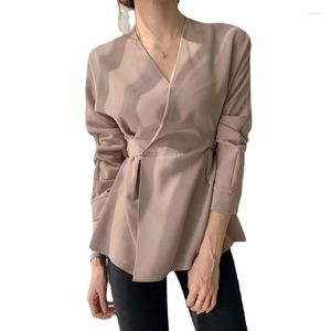 Women's Blouses Design Sense Niche V-Neck Zwart Kaki-shirt met lange mouwen Zwart kaki Herfst vrouwen retro taille riemen slanke tops kantoor dame wrap blouse