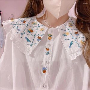 Blouses Femmes Col de poupée Chemise brodée en dentelle pour femmes Automne 2023 Français Vintage Tops à manches longues Loose Fit Blusas Estampadas