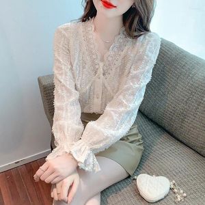 Blouses pour femmes Elegant Abricot Blouse Long Flare Sleeve Bouton Vêtements Femmes Tops 2024 AUTOM French French V-Neck Lace Shirt Blusas 29523