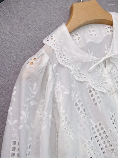 Blans de chemise brodés pour femmes pour femmes doux décontractée à la mode de poupée blanche noue à la taille