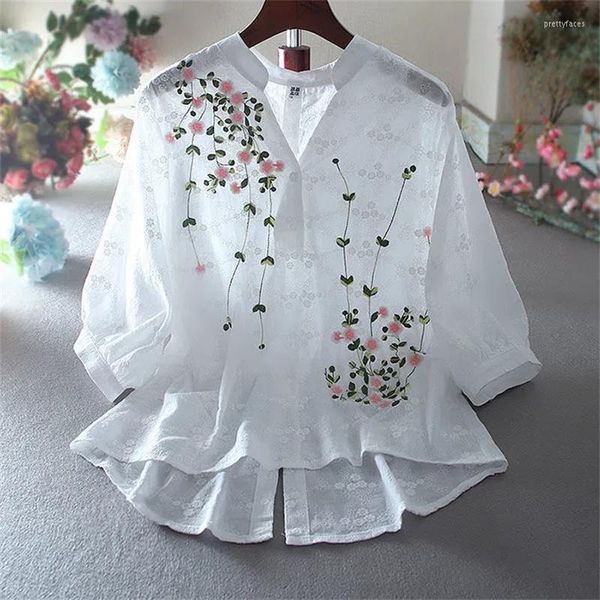 Blusas de mujer Fashiona Bordado Encaje Diseño de algodón Frente corto y espalda larga Camisa con cuello en V Top Blanco Verano Camisetas Mujer Elegante