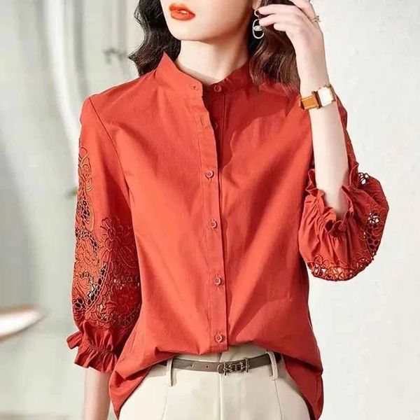 Blusas de mujer Ahuecadas Bordadas Mujer Desplazamientos Viento Camisa con cuello alto Mujer Diseño de verano Sentido Nicho Manga de linterna Rojo