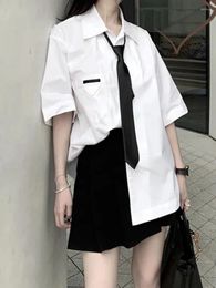 Blusas de mujer JMPRS Camisas de mujer de estilo preppy blanco Corbata de moda JK Blusa holgada de manga corta para estudiantes diseñada con botones Tops Blusa informal de verano