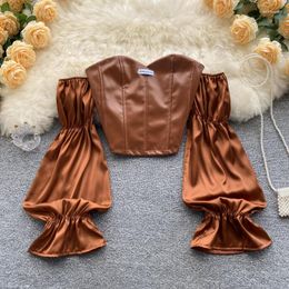 Blouses pour femmes mode coréenne en cuir Pu Blouse femme sans bretelles Slash cou longue plissée manches bouffantes femmes dos fermeture éclair haut goutte