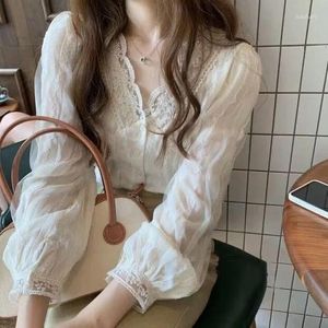 Blouses pour femmes Corée de lacet à manches longues coréen à manche à manches longues avec un design chic à la mode