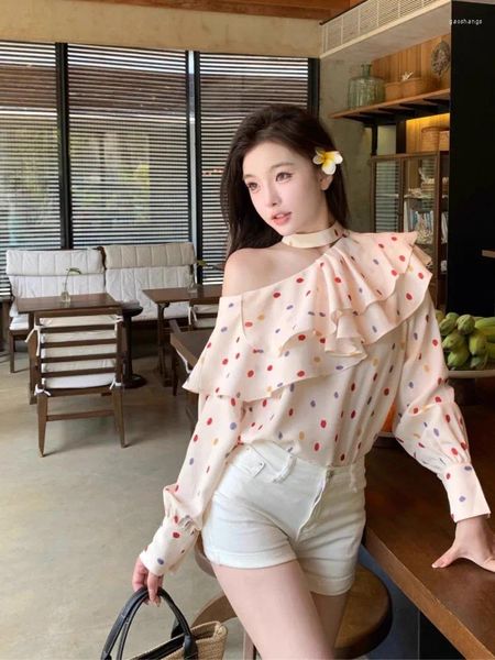 Blouses pour femmes Korejepo Sweet Chic Polka Dot Shirts Ruffled Edge hors de l'épaule Machine Kirt Femme Spring 2024 Conception