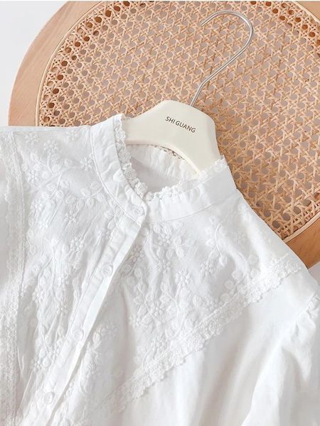 Chemisiers pour femmes Lamtrip broderie unique en forme de V laçage floral col montant volants doux manches longues simple boutonnage coton chemise blanche