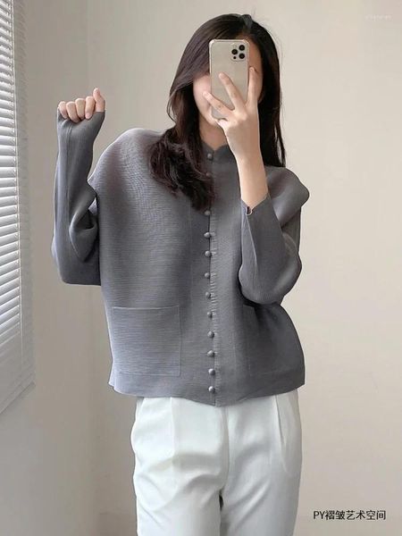 Blouses pour femmes miyake plissée veste lâche femelle cent avec mince blouse de cardigan à tempérament élégant de printemps et d'automne 2024 yangqi yangqi