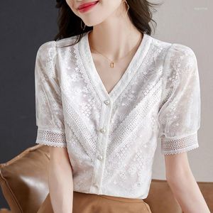 Damesblouses Pearl Button Cardigan Shirt Dames 2023 Zomer Vintage V-hals Korte mouw Kant Geborduurde witte blouse Lady Elegant Office