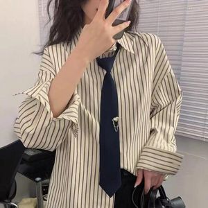 Blouses Femmes QWEEK Chemise bleue rayée Mode japonaise Femme Blouse 2023 Preppy Harajuku Surdimensionné Haut à manches longues avec cravates Coréen