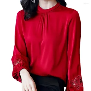 Blouses Femmes Tops rouges Femmes Imitation Soie Chemise Mode Élégant Bureau Dames Blouse Douce Lanterne Manches Automne 2024 Broderie Top