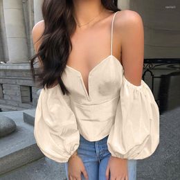 Chemisiers pour femmes Rétro Sexy Col en V Manches Bulles Chemise Courte Irrégulière Sling Dos Nu Mince Chemises Blanches 2023 Printemps Eté Vêtements Femmes