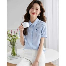 Chemises de chemisiers pour femmes 2024 Summer Femme Chemise Blouse Nouveau Slve Simple Shirts Office Lady Femme Top Single Breasted Town Down Collar Blouse Y240510