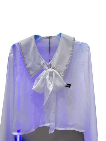 Blusas para mujer Camisas Marca de diseñador miumius Estilo Etiqueta Letra Perla Diamante Decorativo Solapa pequeña Camisa corta de seda de manga larga para mujer HUF4