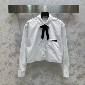 Blouses pour femmes Chemises Designer Triangle 2024 Début du printemps Nouvelle mode et style décontracté Chemise polyvalente à revers avec nœud Chemise courte pour femmes BI2S