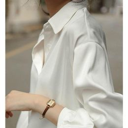 Dames Blouses Shirts Draping Satin White Shirt Dames Lente 2022 Mode Losse Design Sense Niche Professionele kleding Koreaanse zijde