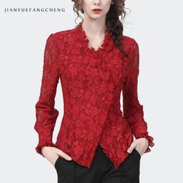 Blouzen voor dames shirts mode uitgehold vrouwen rood kanten v-hals slanke gegolfde button-down geborduurde bloemen lente zomer kantoor blouse 220923