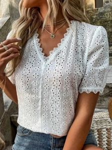 Chemises de chemisiers pour femmes Chemis de lacet creux d'été Femmes Elegant Vintage Shirts Puff Slve Tops Pullover White Women Fashion V-Neck Solid Shirt 21385 Y240510
