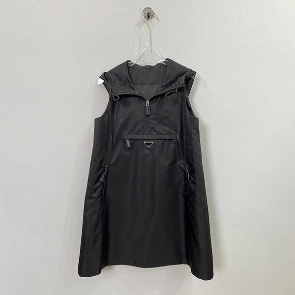 Chemisiers pour femmes Chemises 2024 printemps/été nouvelle mode robe noire à capuche sans manches style cargo français taille haute en nylon jupe courte de luxe décontracté YQ231219