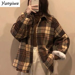 Women's Blouses Shirts Épais femmes chemises hiver chaud à manches longues Vintage Plaid femme boutonné café nouveaux Laides manteaux coréen décontracté hauts YQ231214